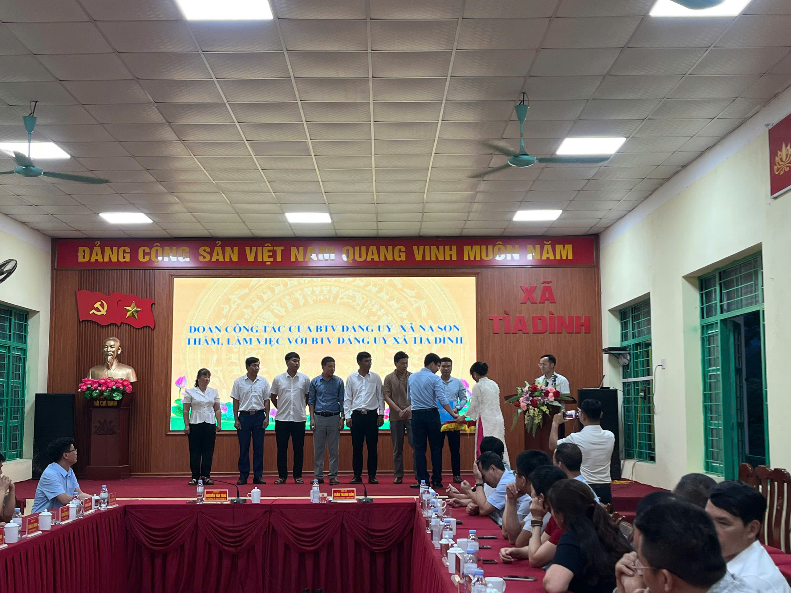 L-nh-o-UBND-x-T-a-D-nh-trao-Quy-t-nh-i-u-ng-cho-07-ng-ch-c-ng-ch-c.jpg
